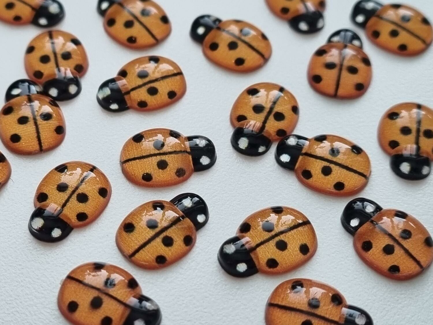 25 st nyckelpigor i resin, miniatyrer (orange)