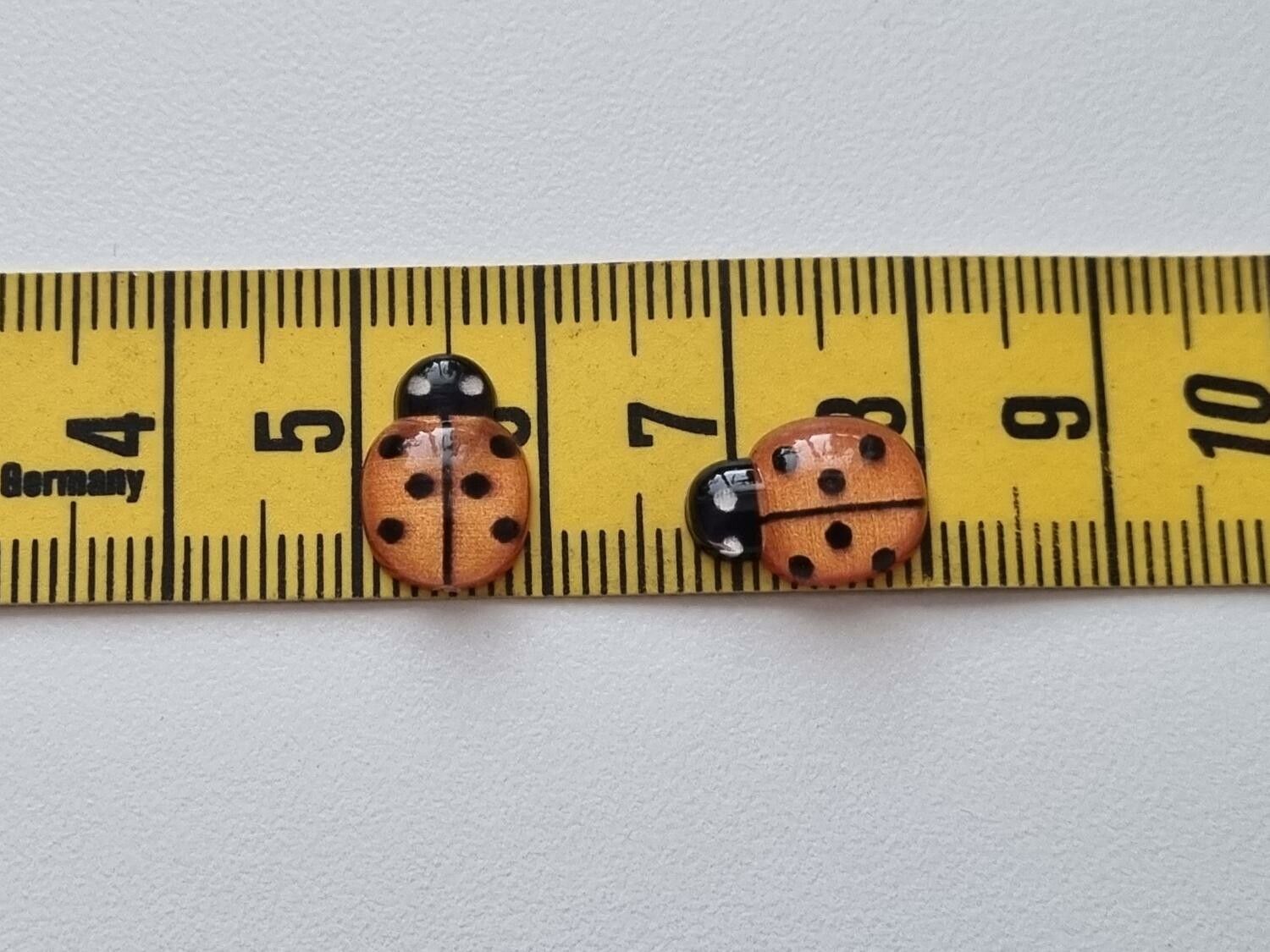 25 st nyckelpigor i resin, miniatyrer (orange)
