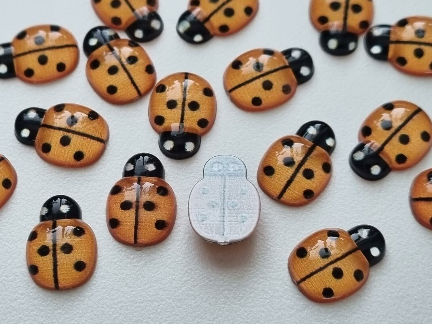 25 st nyckelpigor i resin, miniatyrer (orange)