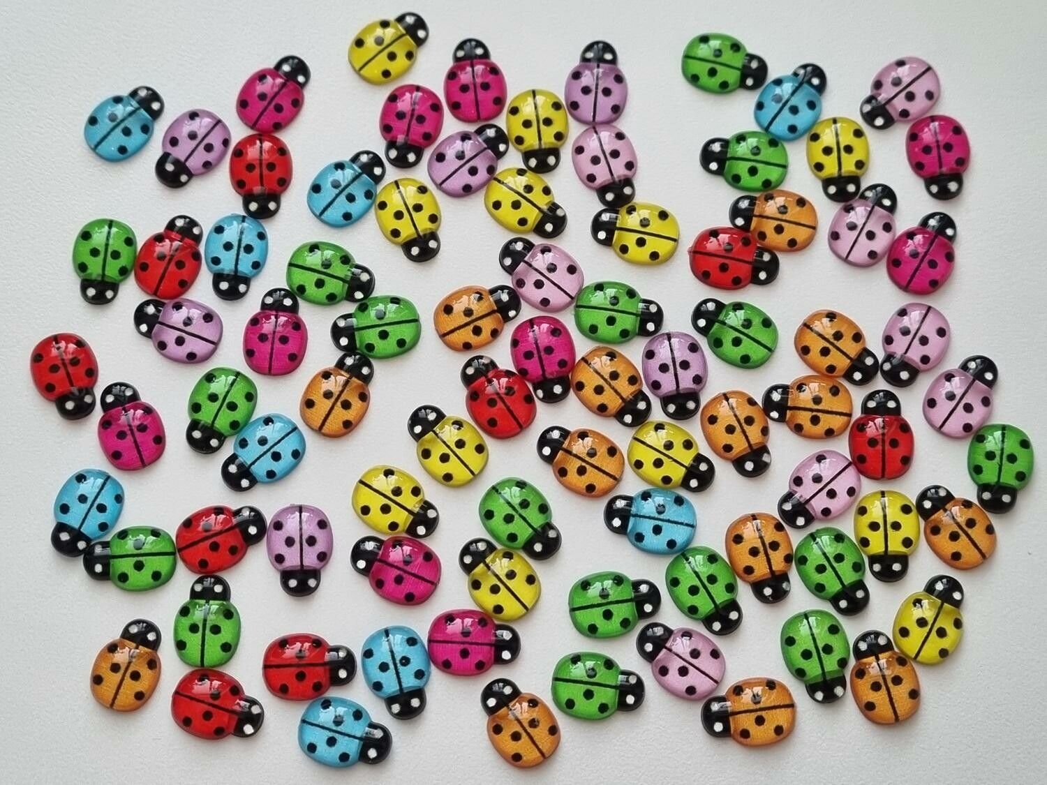 25 st nyckelpigor i resin, miniatyrer (blandade)