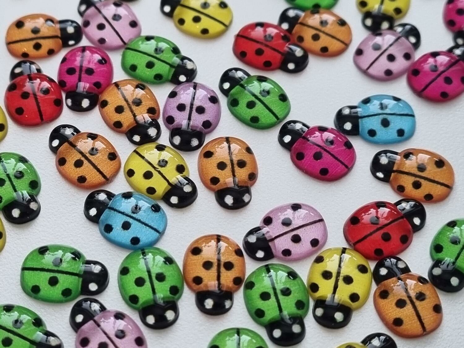 25 st nyckelpigor i resin, miniatyrer (blandade)