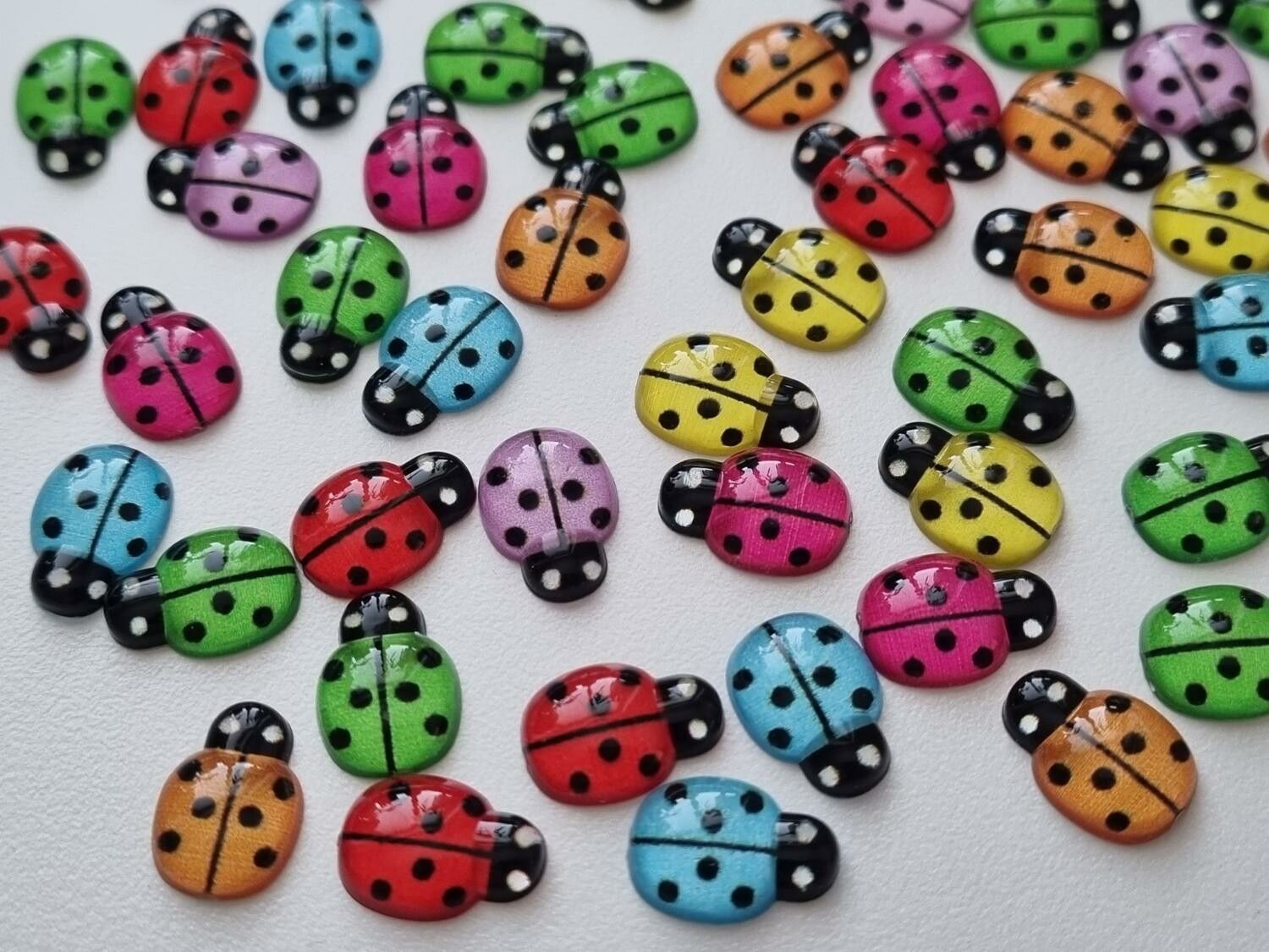 25 st nyckelpigor i resin, miniatyrer (blandade)