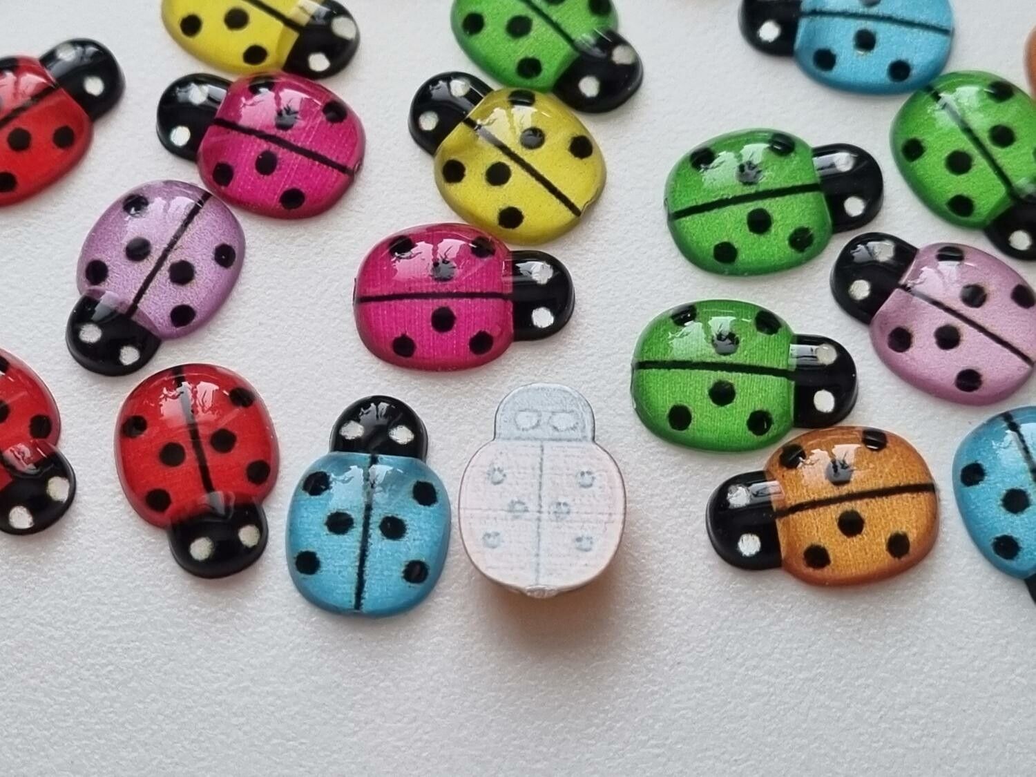 25 st nyckelpigor i resin, miniatyrer (blandade)