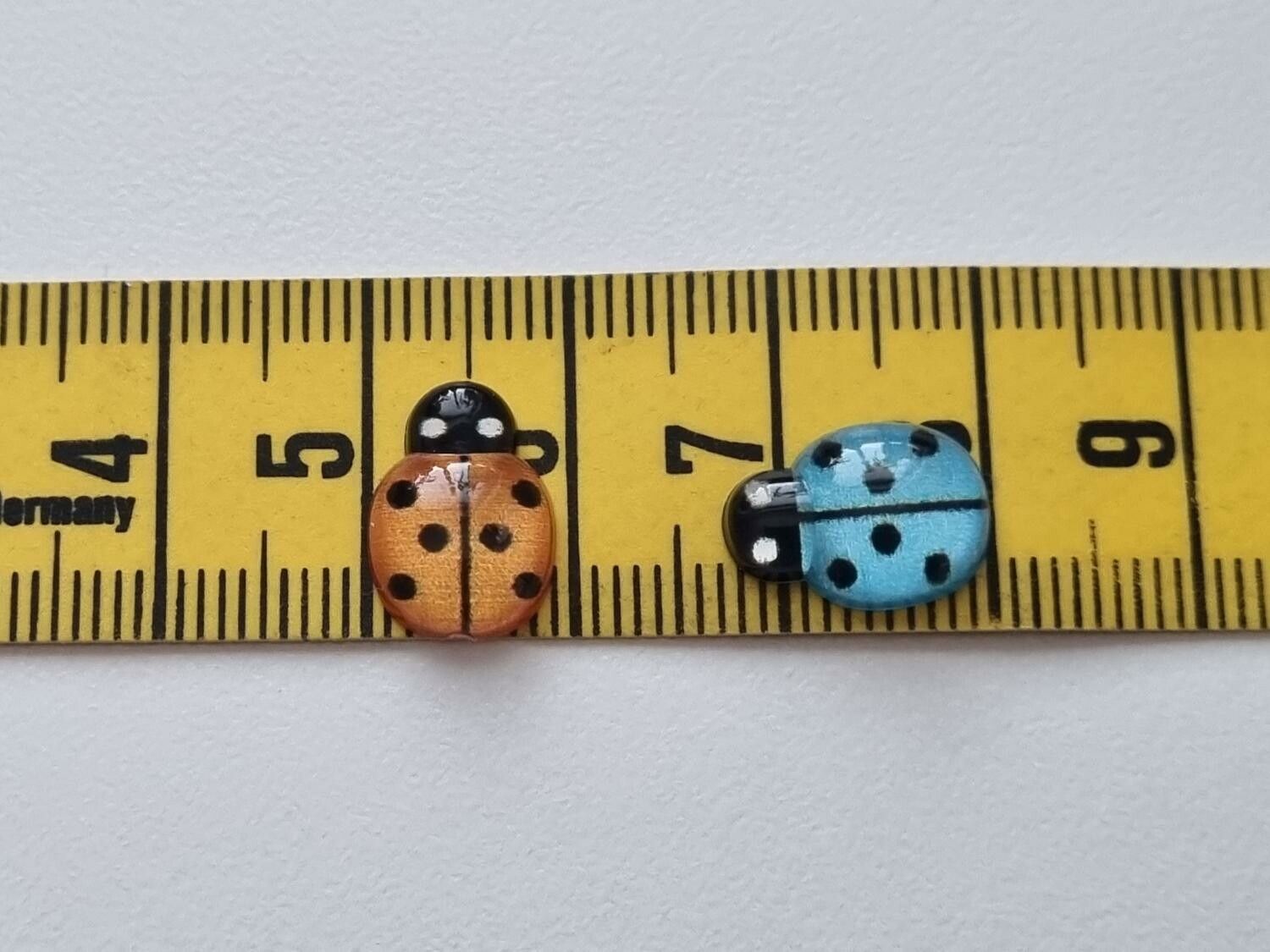 25 st nyckelpigor i resin, miniatyrer (blandade)