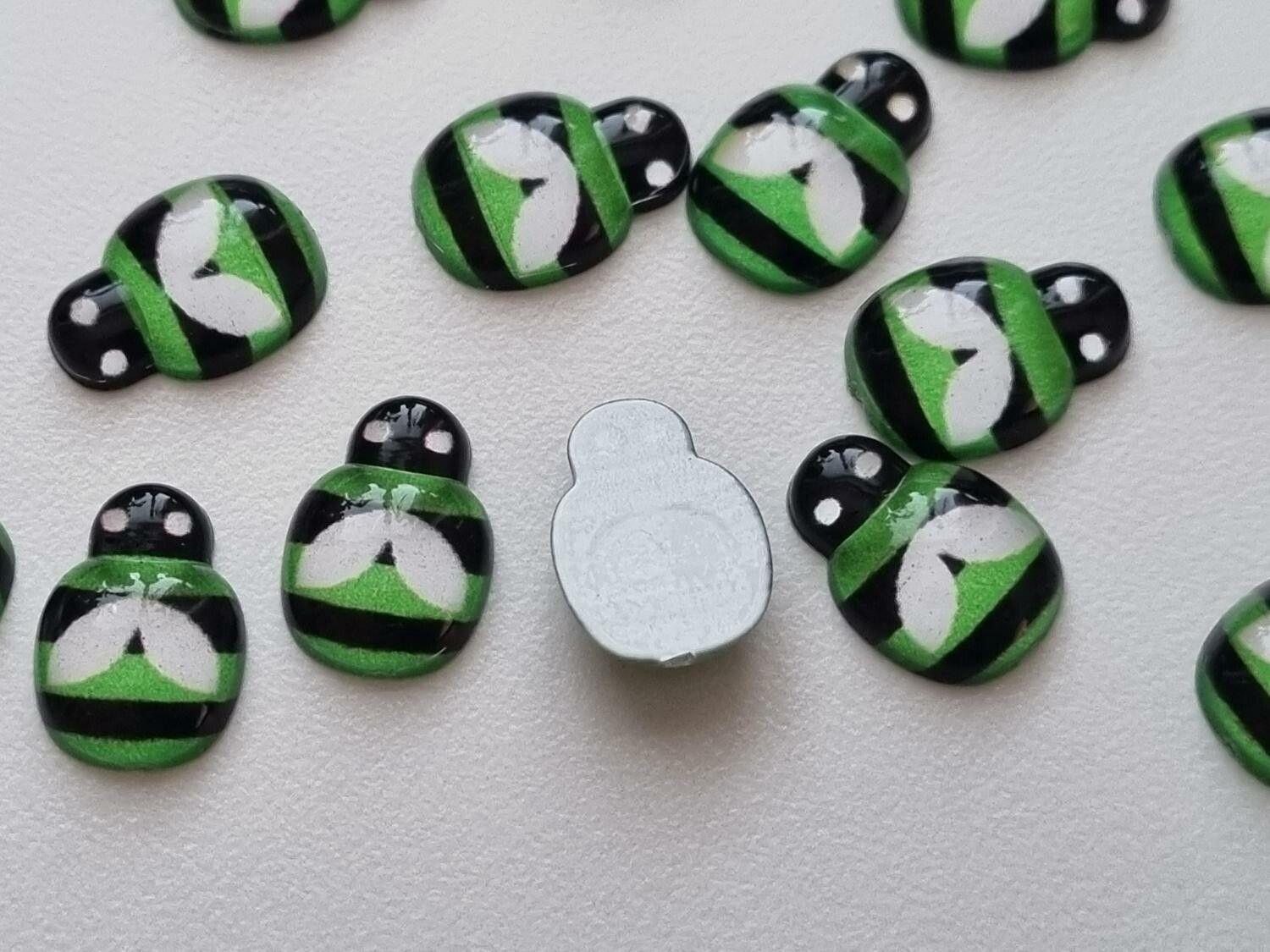 25 st bin i resin, miniatyr bin (gröna)