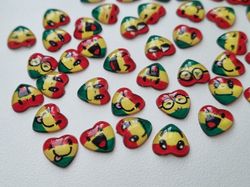 20 st glada hjärtan smiley figurer, miniatyrer i vackra färger (10mm)