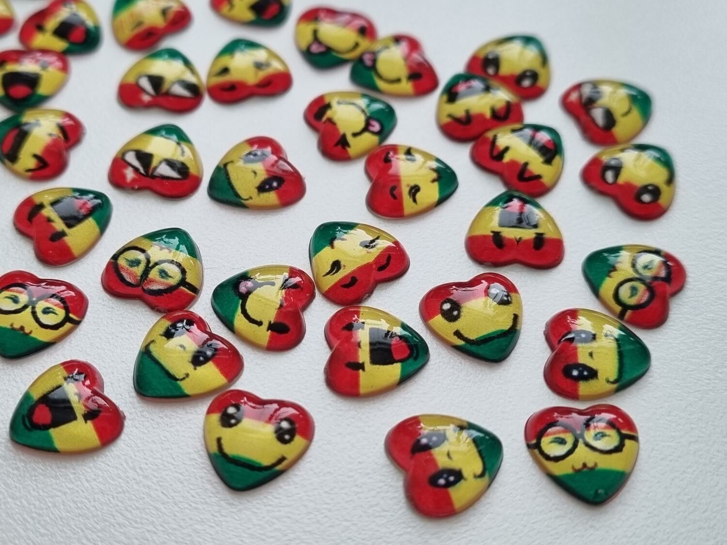 20 st glada hjärtan smiley figurer, miniatyrer i vackra färger (10mm)