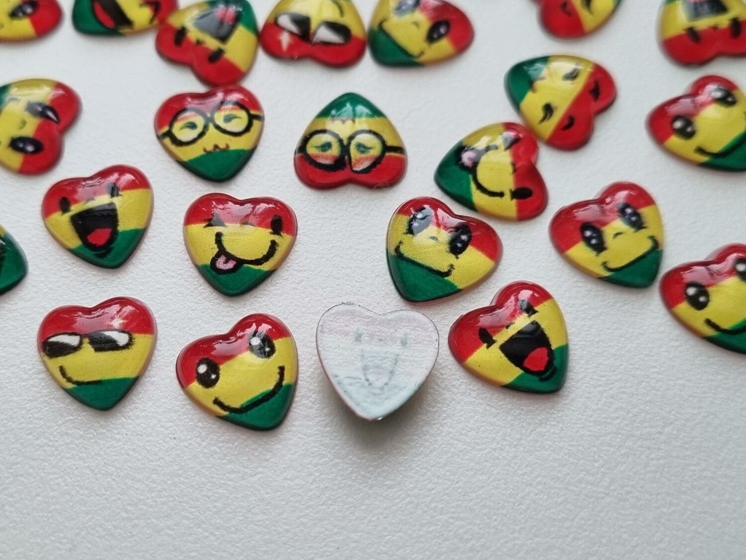 20 st glada hjärtan smiley figurer, miniatyrer i vackra färger (10mm)