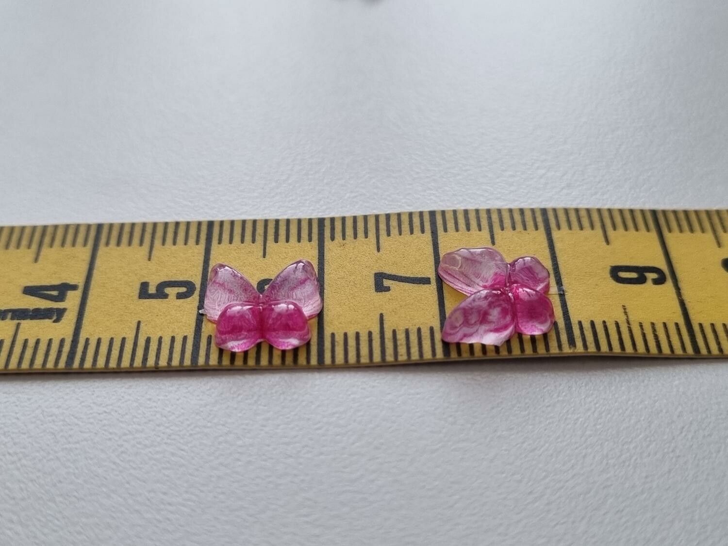 25 st fjärilar i resin, miniatyr fjärilar (rosa)