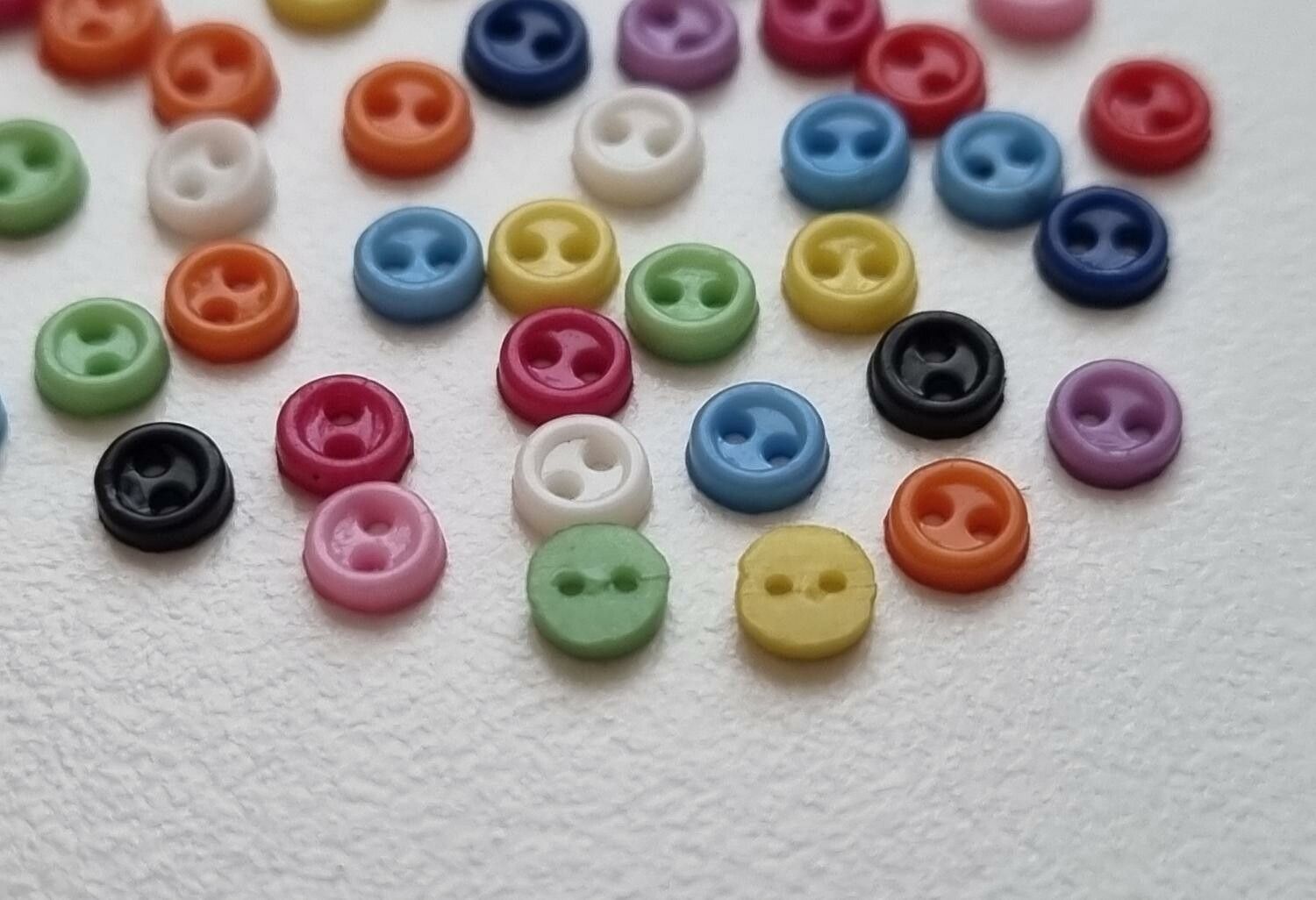 30 st knappar / dockknappar miniatyrer (3 mm) i varande fina färger