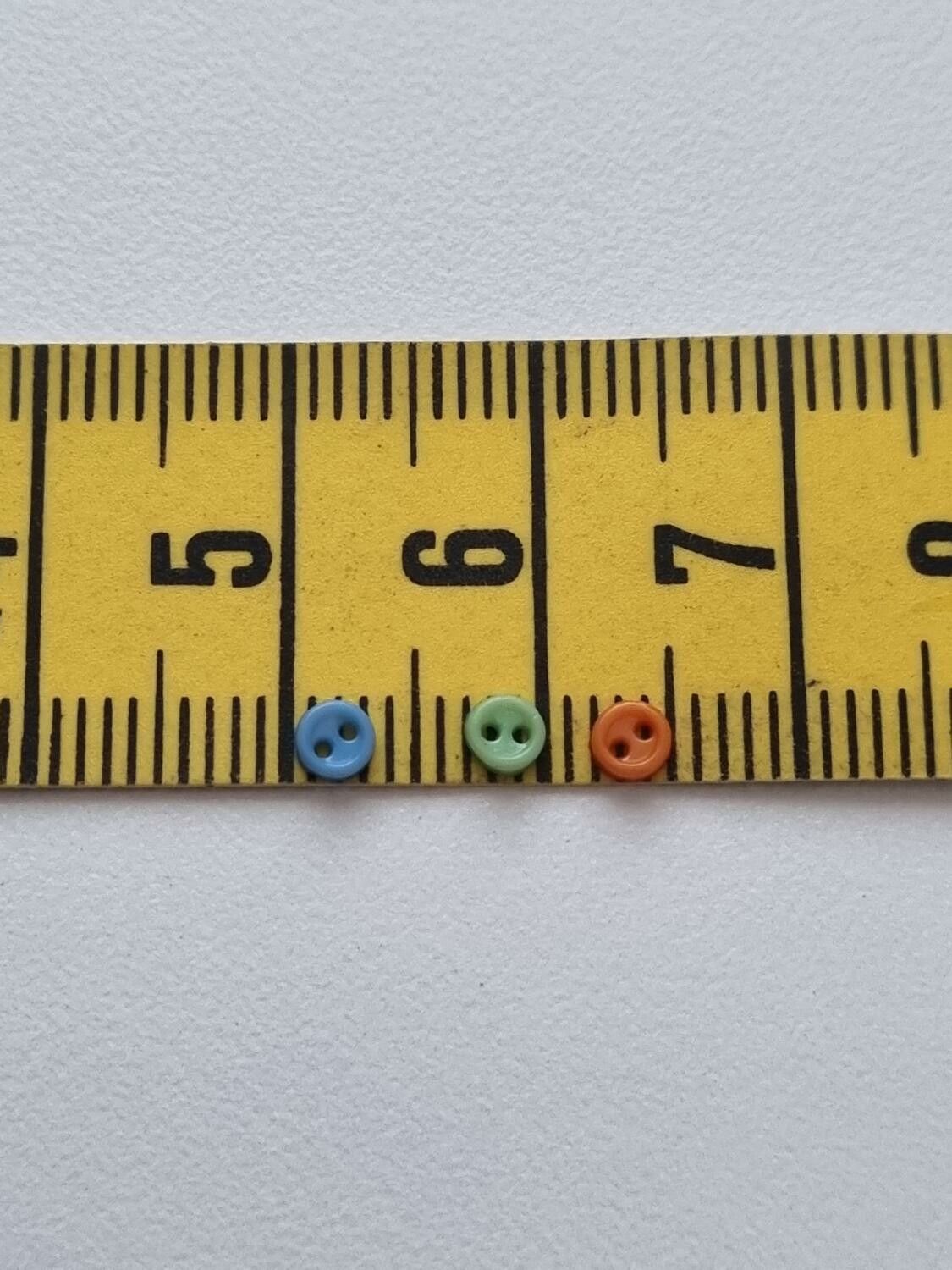 30 st knappar / dockknappar miniatyrer (3 mm) i varande fina färger