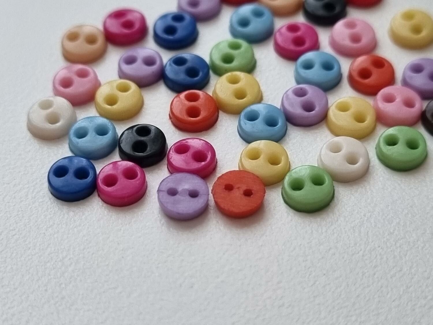 30 st knappar / dockknappar miniatyrer (4 mm) i varande fina färger