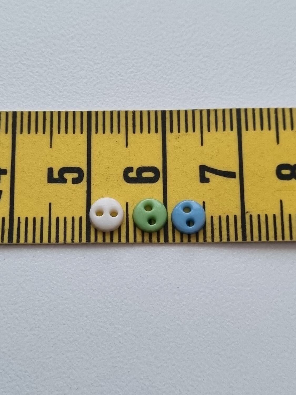30 st knappar / dockknappar miniatyrer (4 mm) i varande fina färger