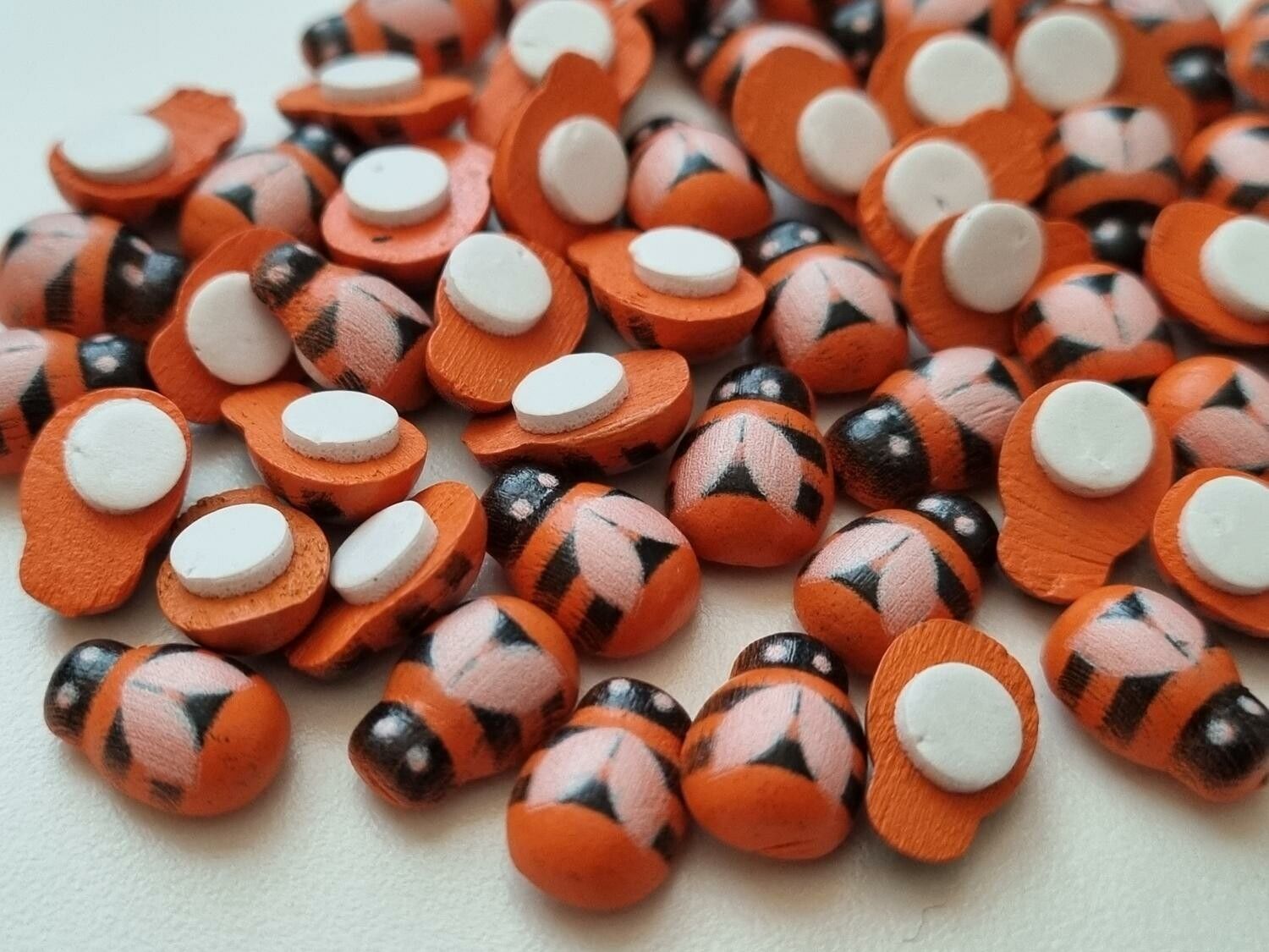 30 st handmålade bin, stickers med dubbelsidig häftmassa
