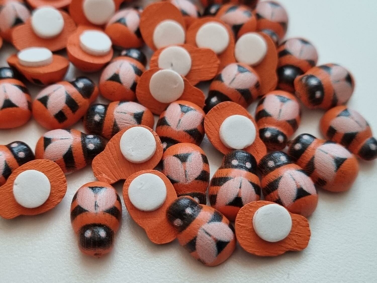 30 st handmålade bin, stickers med dubbelsidig häftmassa