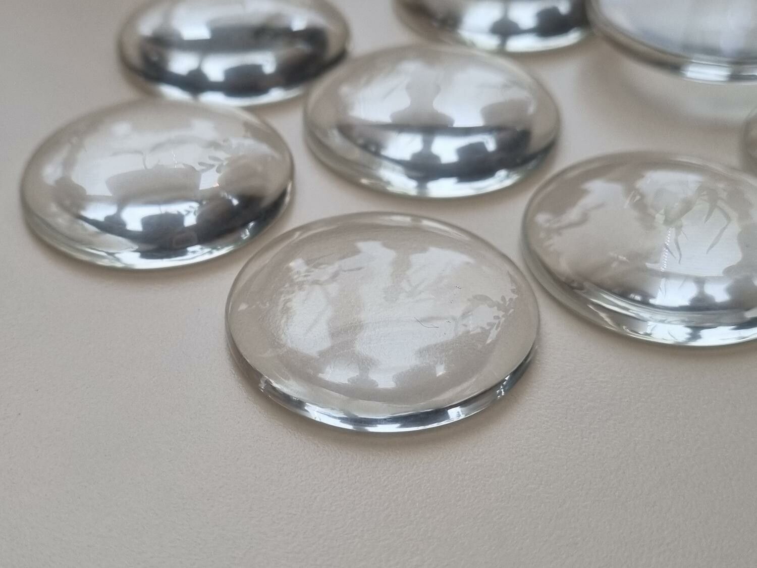 1 stor transparent cabochon i glas, glasinfattning (35 mm)