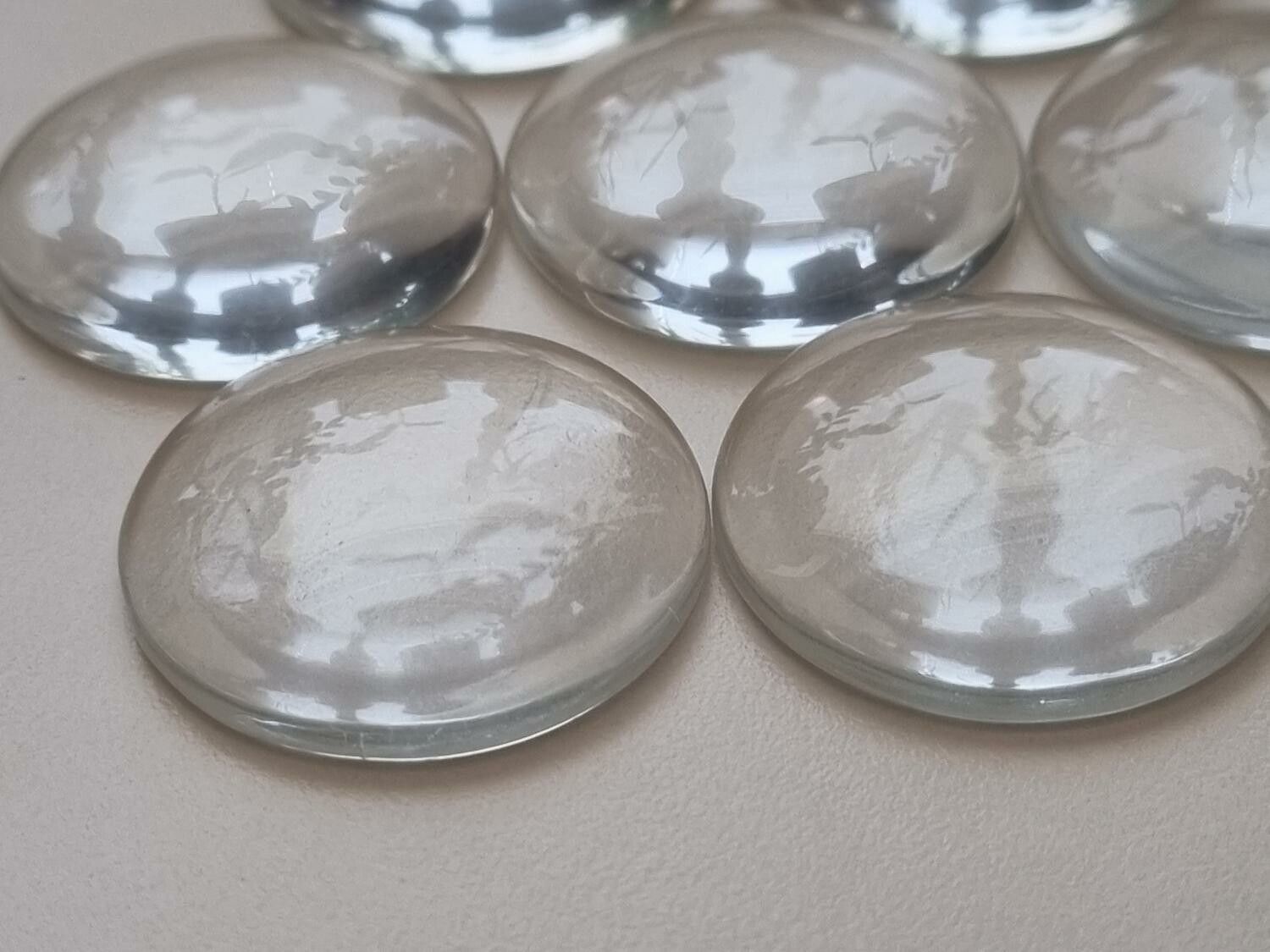 2 st transparenta cabochoner i glas, glasinfattningar (30 mm)