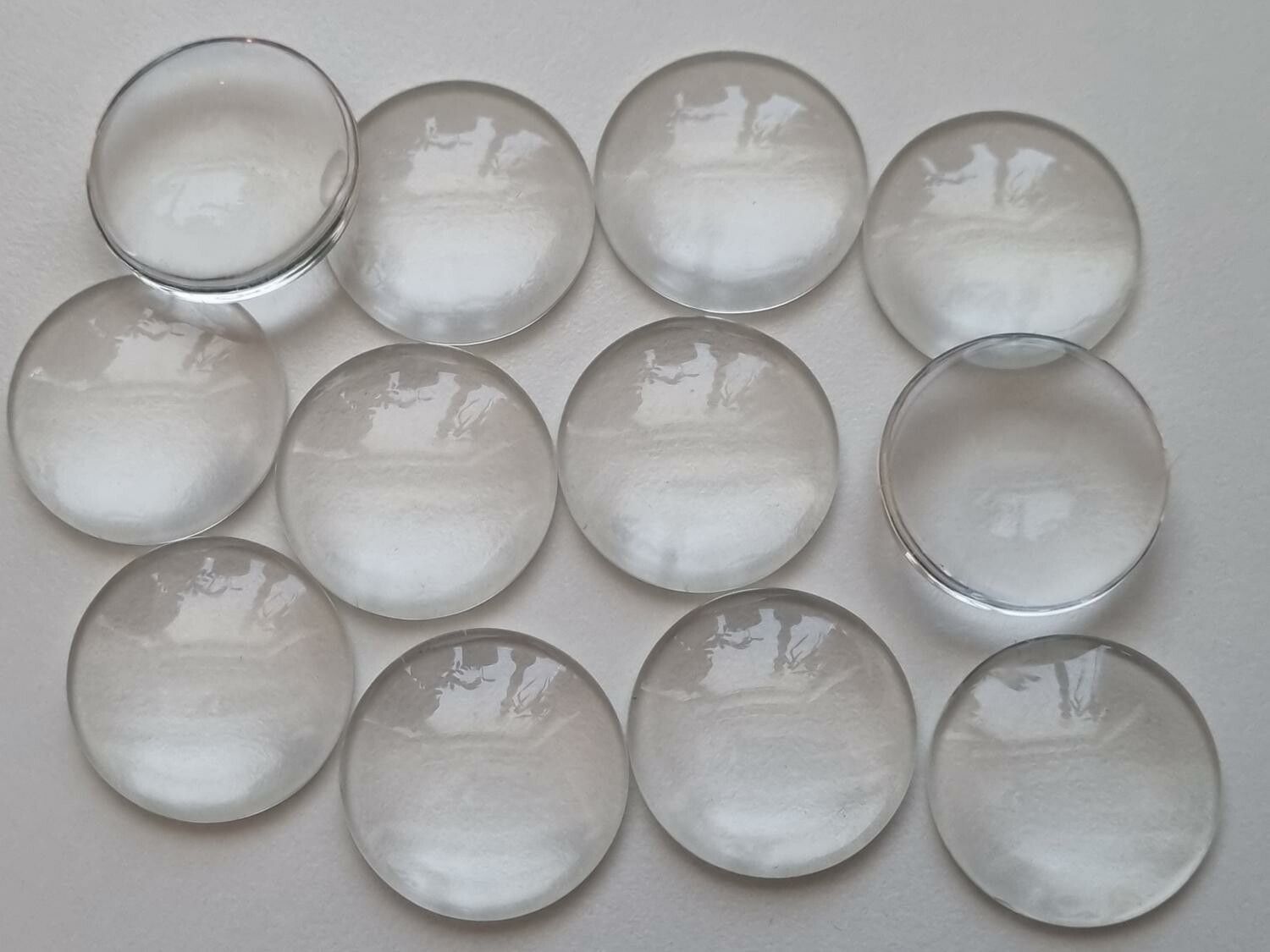 2 st transparenta cabochoner i glas, glasinfattningar (25 mm)