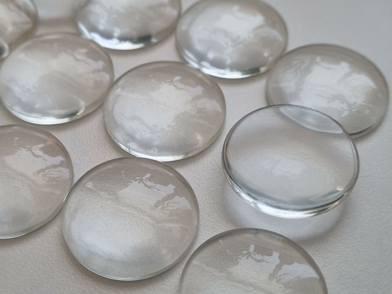2 st transparenta cabochoner i glas, glasinfattningar (25 mm)