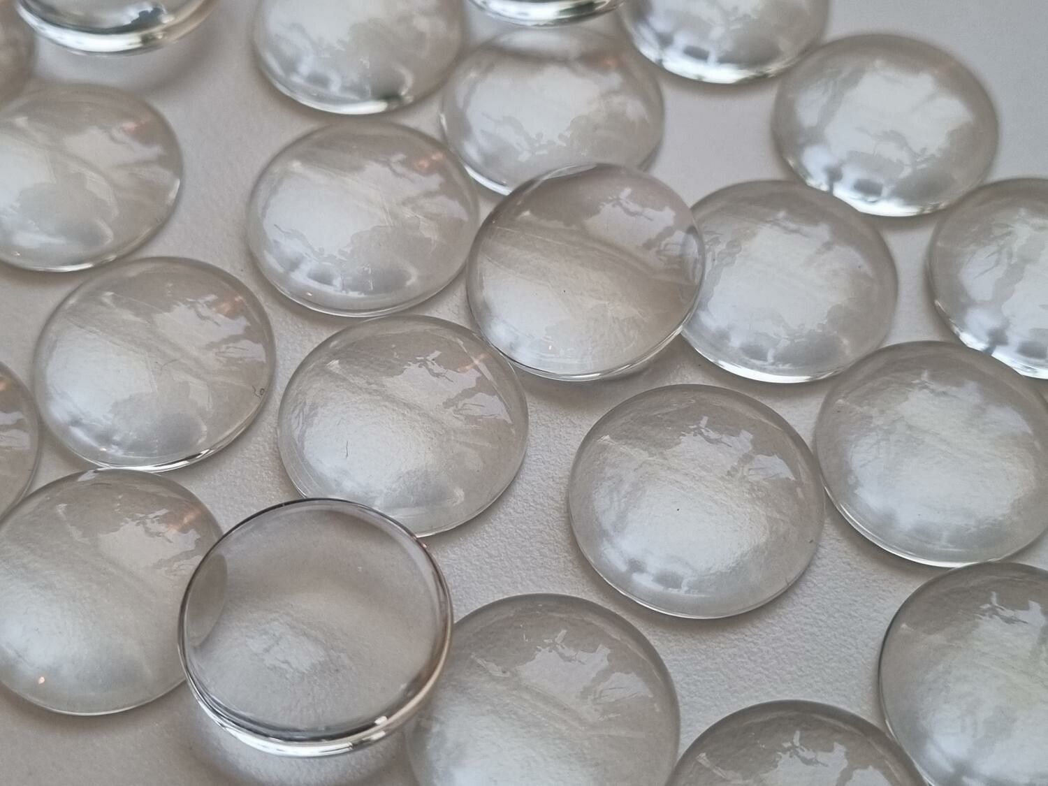 10 st transparenta cabochoner i glas, glasinfattningar (18 mm)