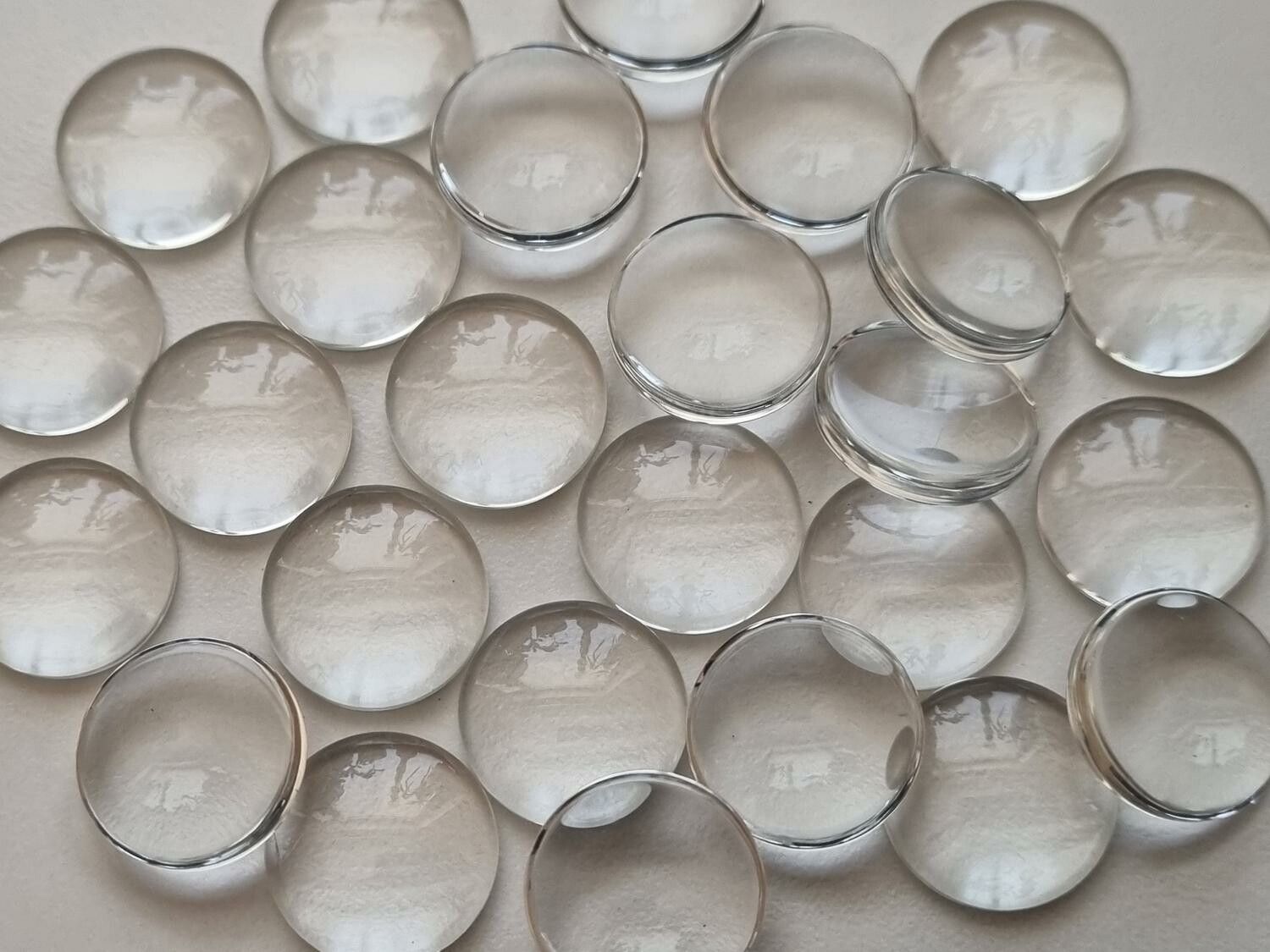 10 st transparenta cabochoner i glas, glasinfattningar (16 mm)