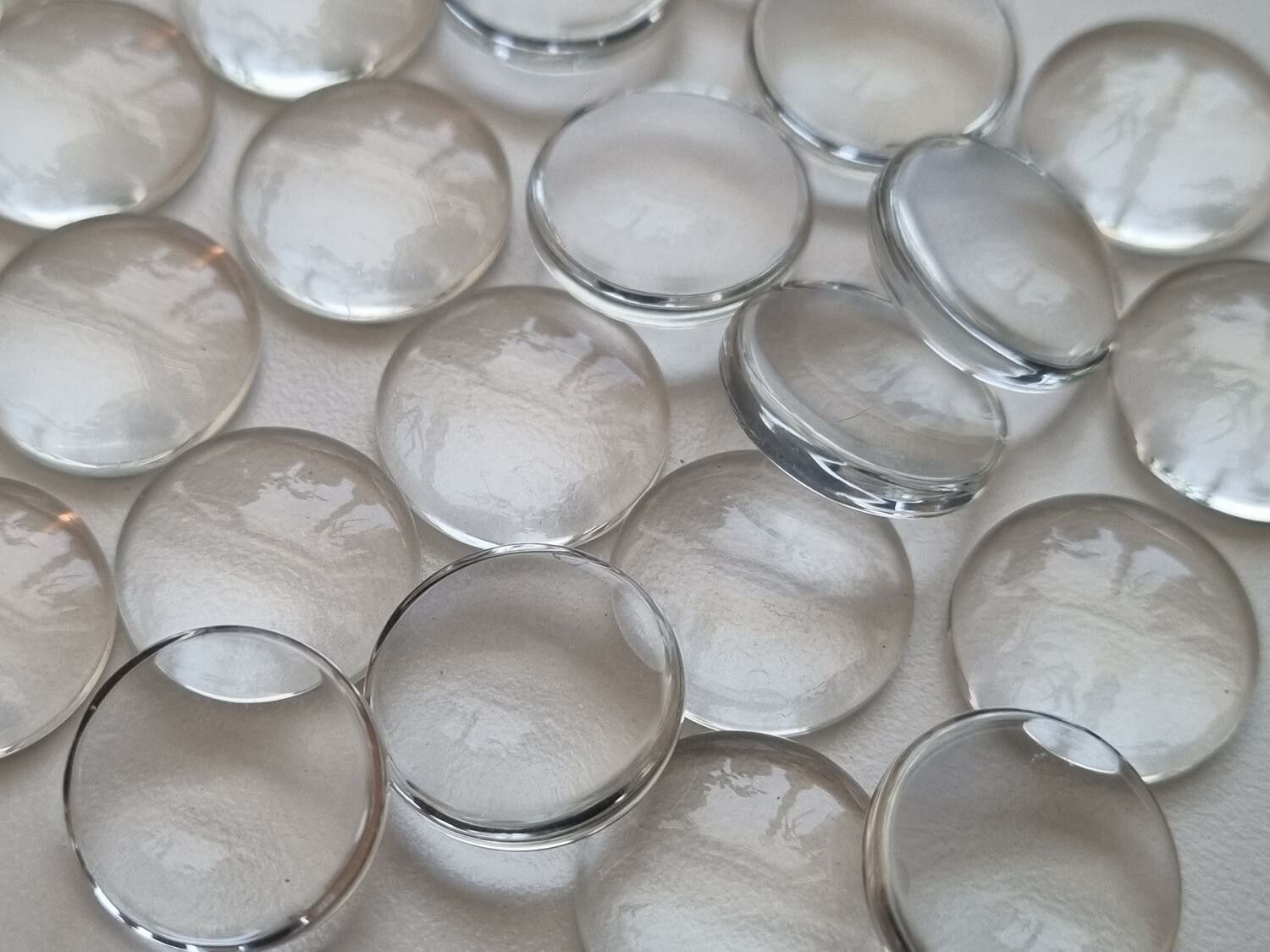10 st transparenta cabochoner i glas, glasinfattningar (16 mm)