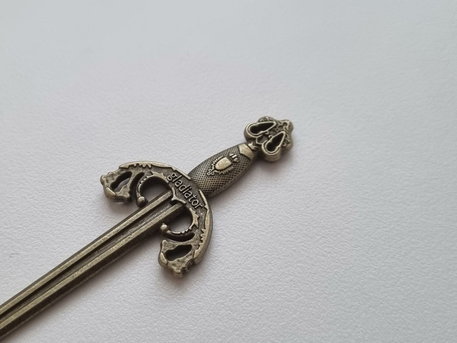 Svärd minisvärd miniatyr till dockskåp dockhus tittskåp