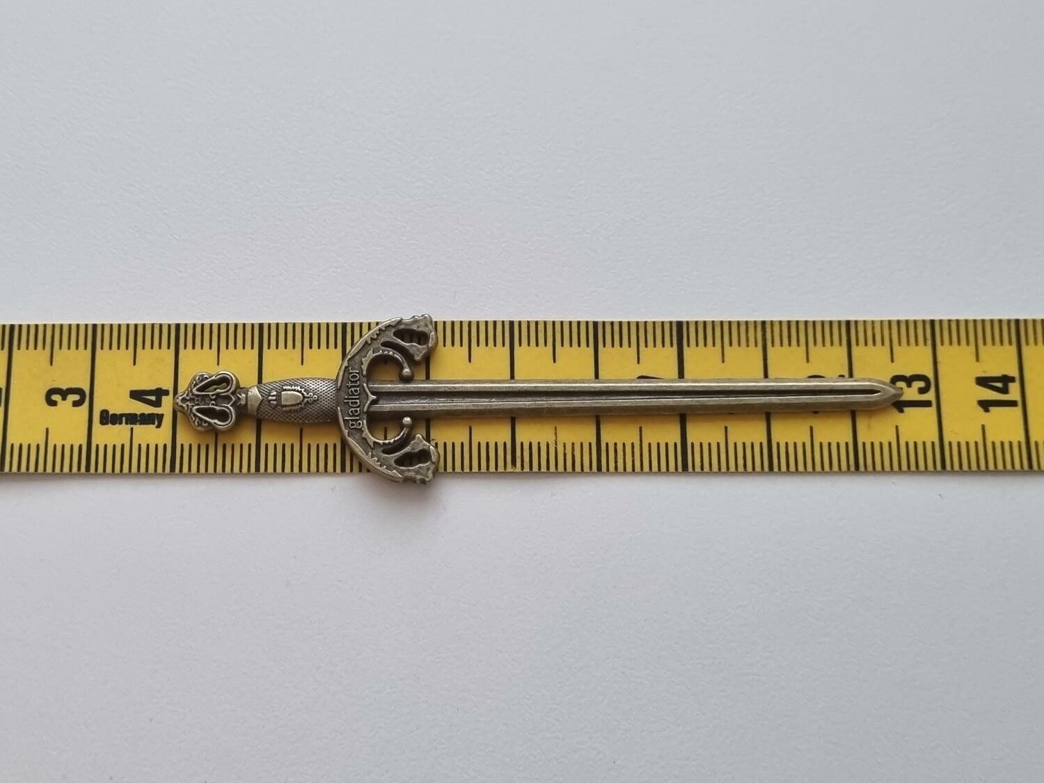 Svärd minisvärd miniatyr till dockskåp dockhus tittskåp