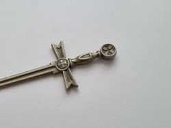 Svärd minisvärd miniatyr till dockskåp dockhus tittskåp