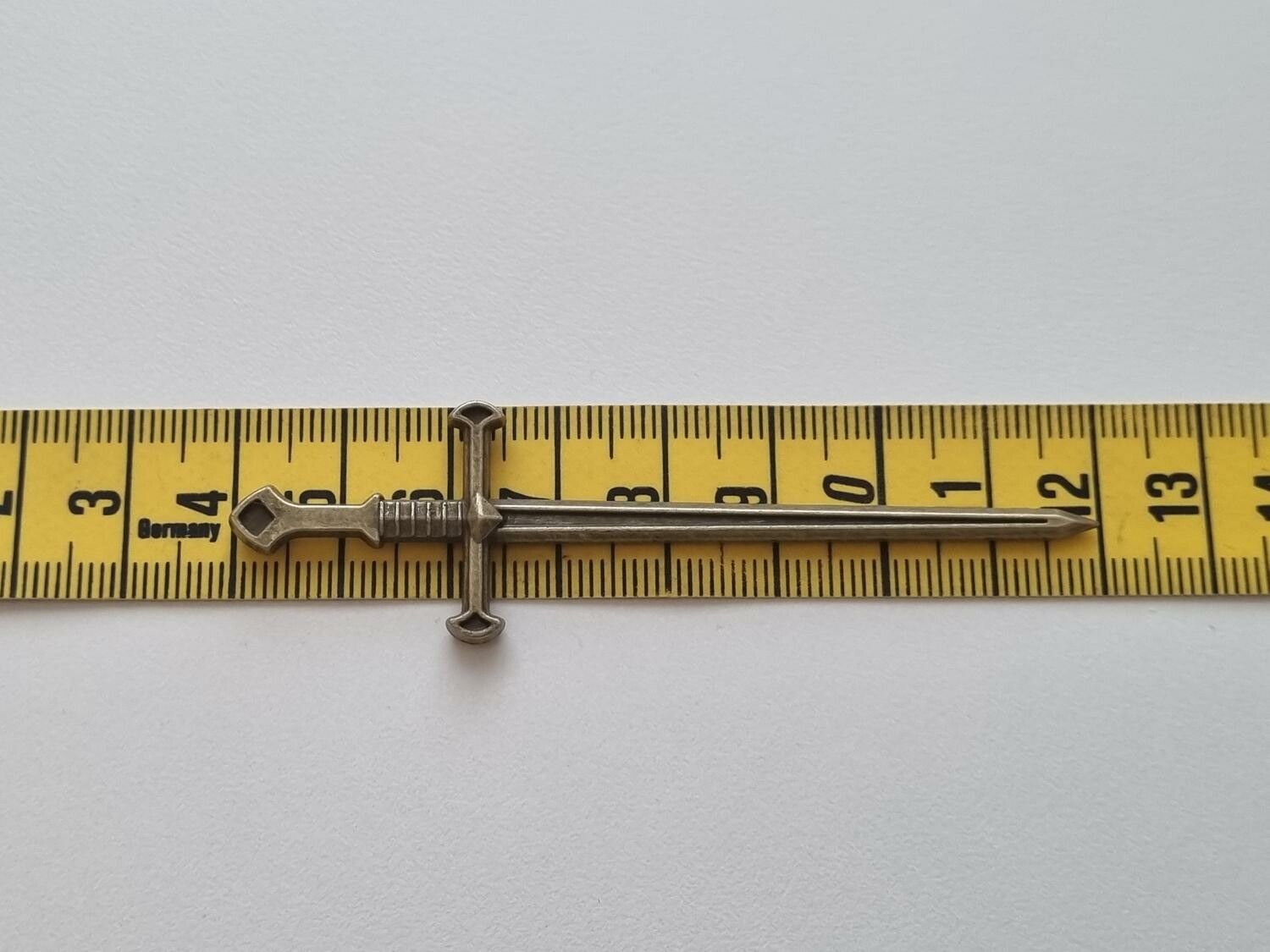 Svärd minisvärd miniatyr till dockskåp dockhus tittskåp