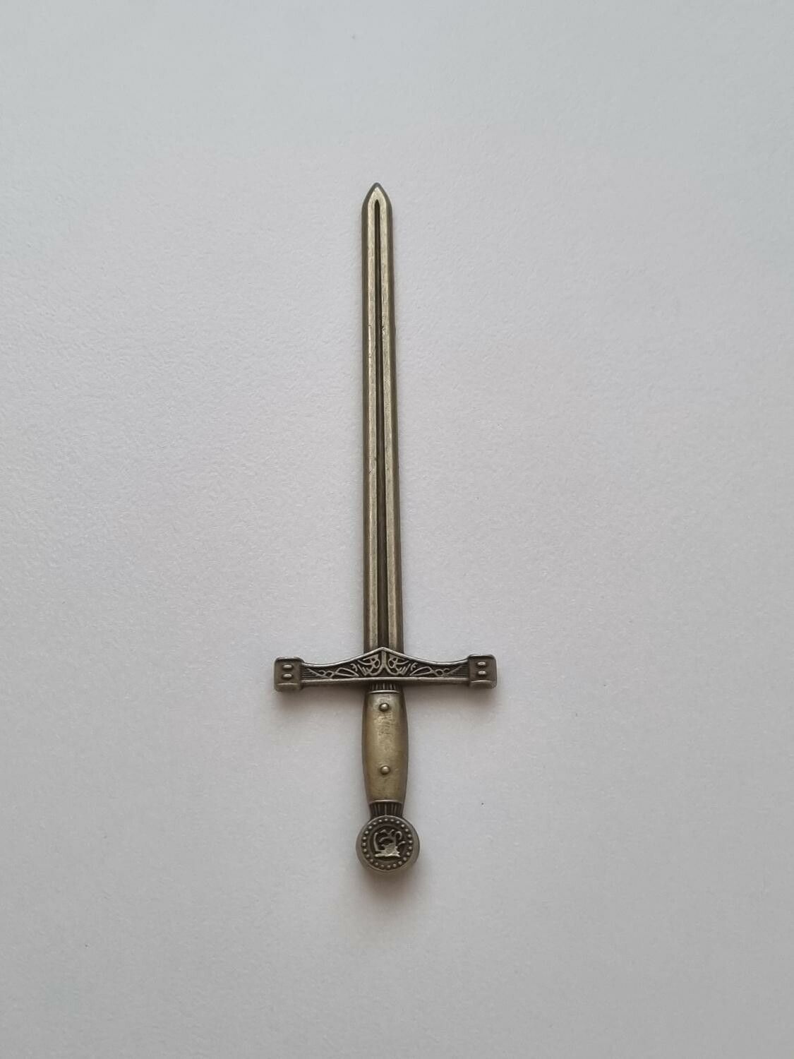 Svärd minisvärd miniatyr till dockskåp dockhus tittskåp