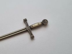 Svärd minisvärd miniatyr till dockskåp dockhus tittskåp