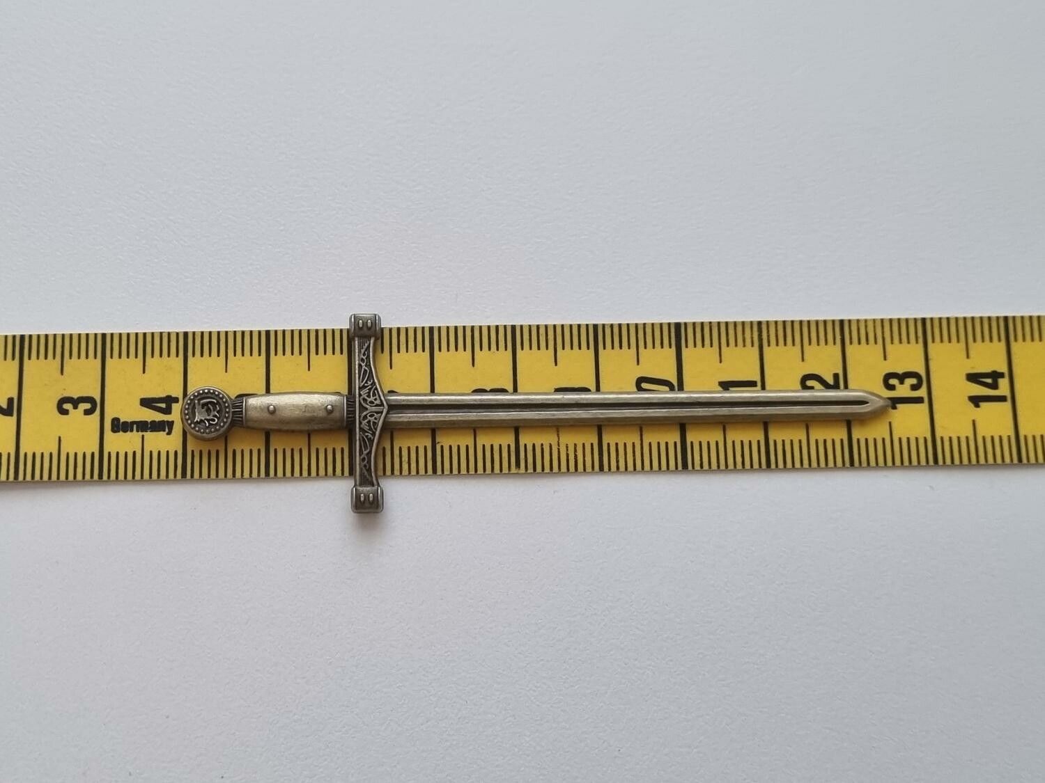 Svärd minisvärd miniatyr till dockskåp dockhus tittskåp
