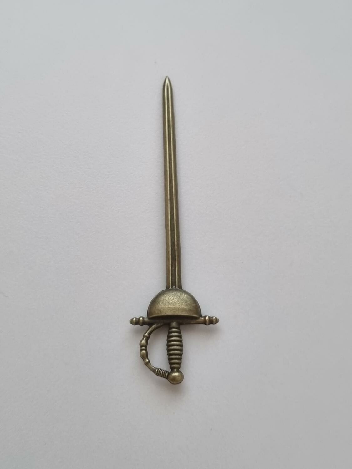 Svärd minisvärd miniatyr till dockskåp dockhus tittskåp