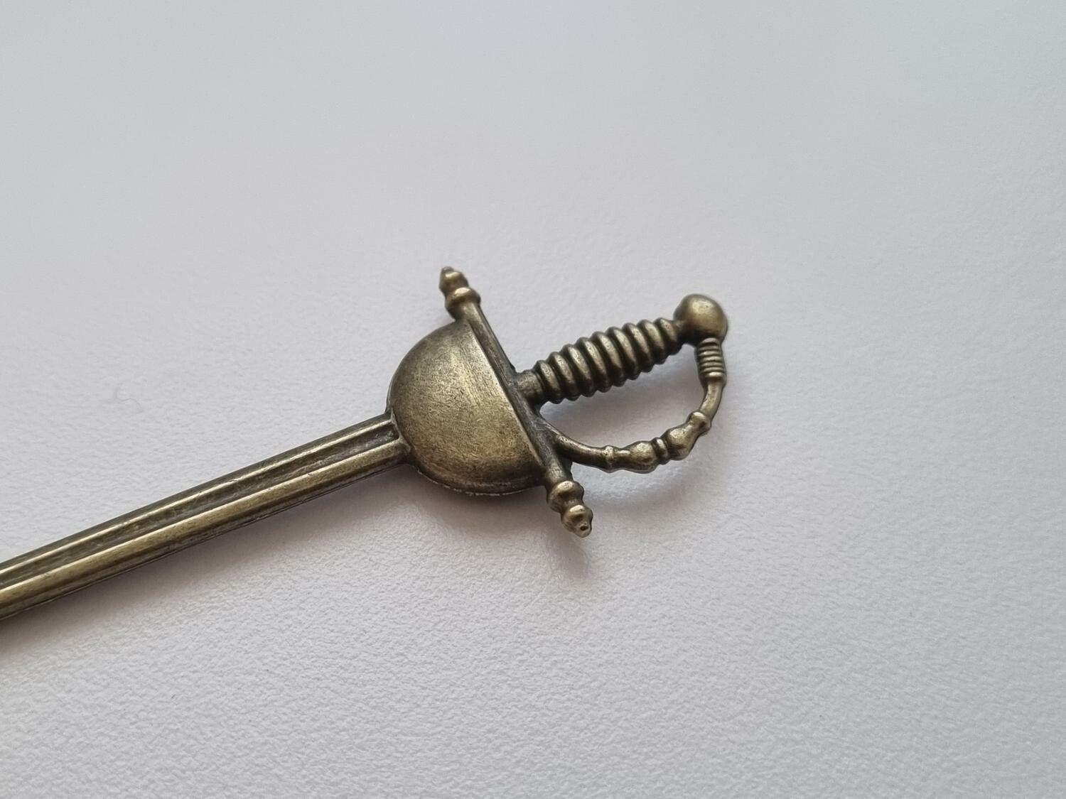 Svärd minisvärd miniatyr till dockskåp dockhus tittskåp