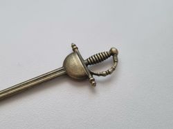 Svärd minisvärd miniatyr till dockskåp dockhus tittskåp