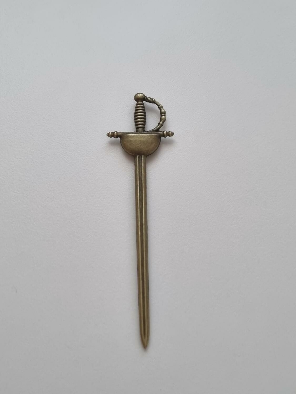 Svärd minisvärd miniatyr till dockskåp dockhus tittskåp