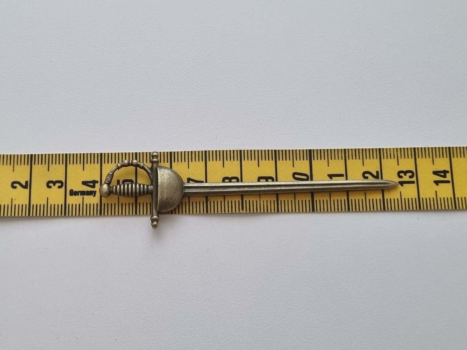 Svärd minisvärd miniatyr till dockskåp dockhus tittskåp