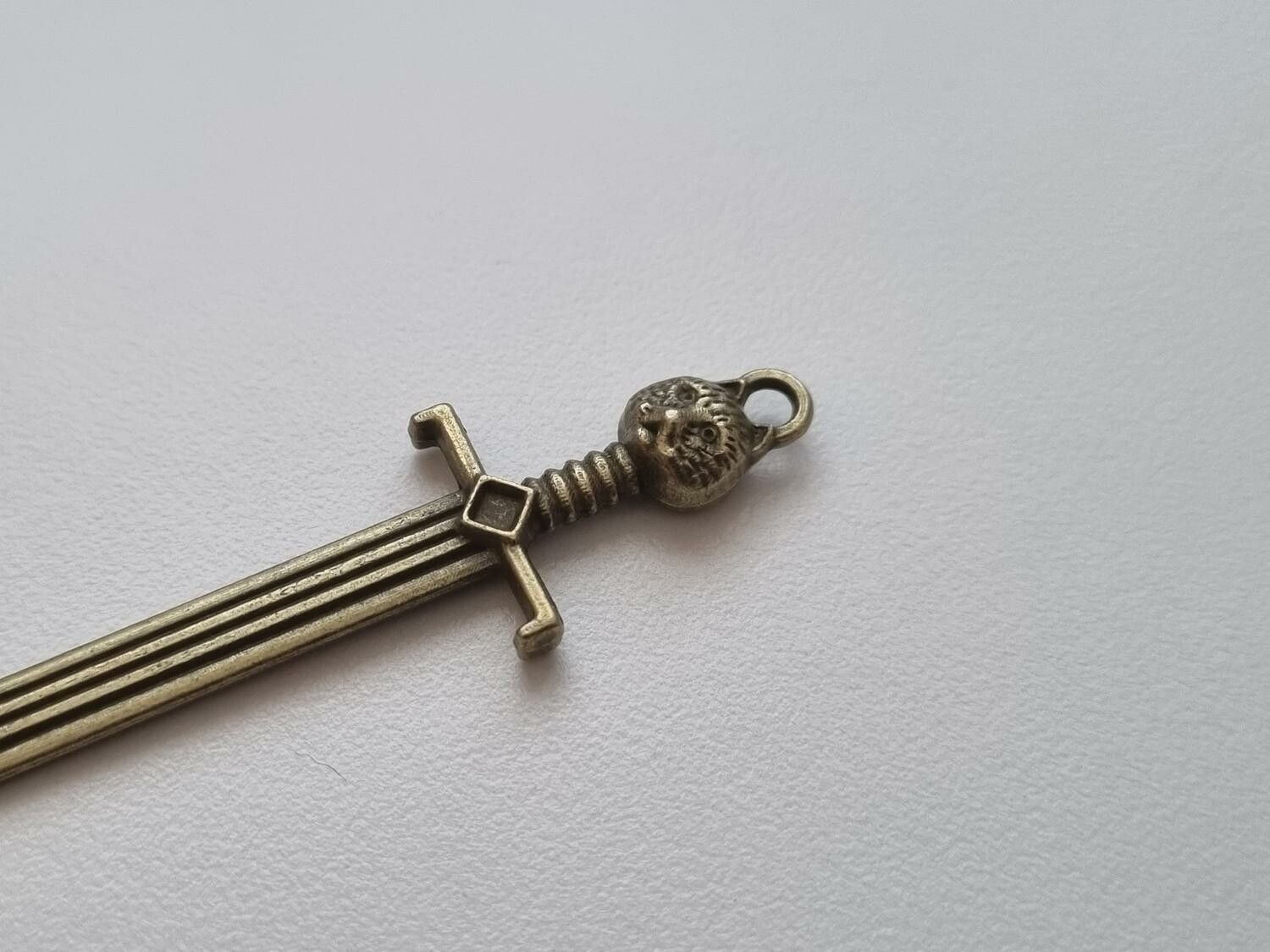 Svärd minisvärd miniatyr till dockskåp dockhus tittskåp