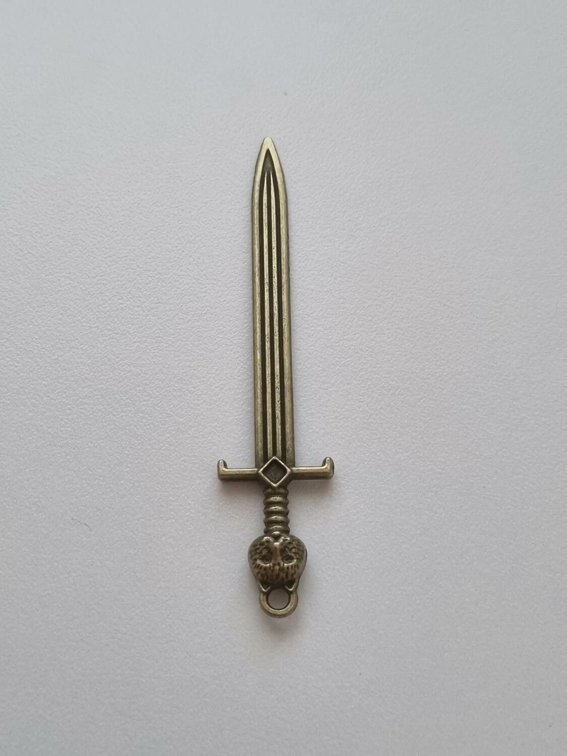 Svärd minisvärd miniatyr till dockskåp dockhus tittskåp