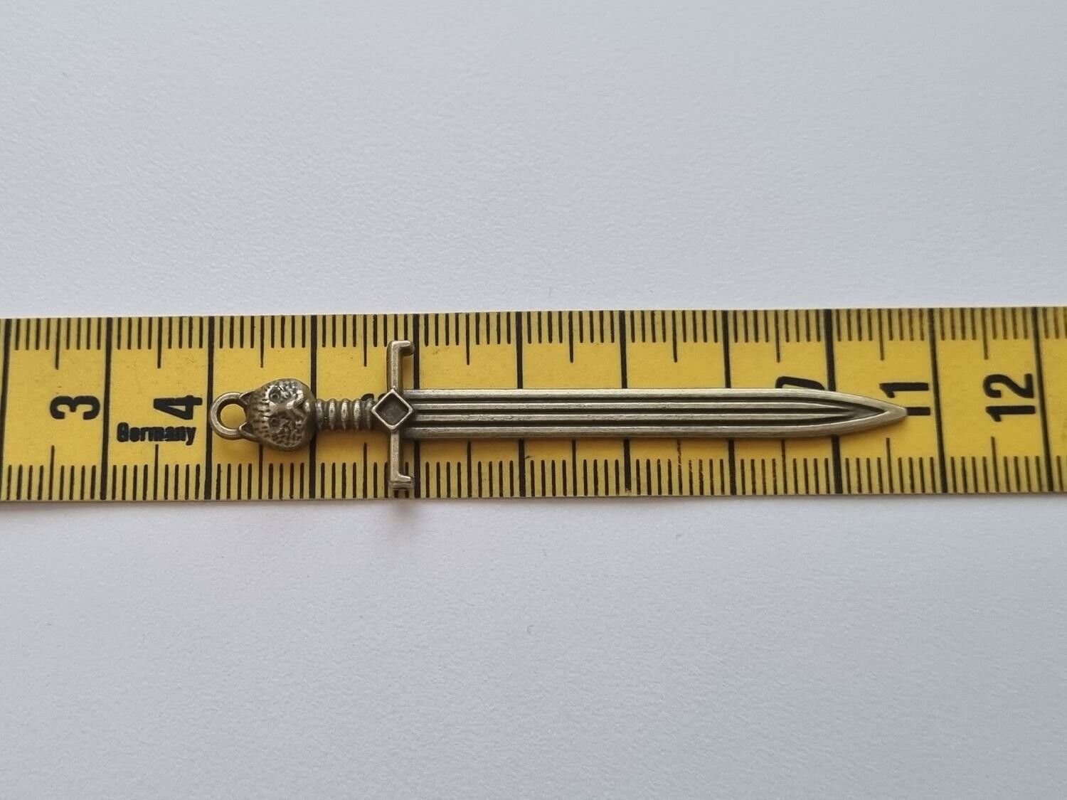 Svärd minisvärd miniatyr till dockskåp dockhus tittskåp