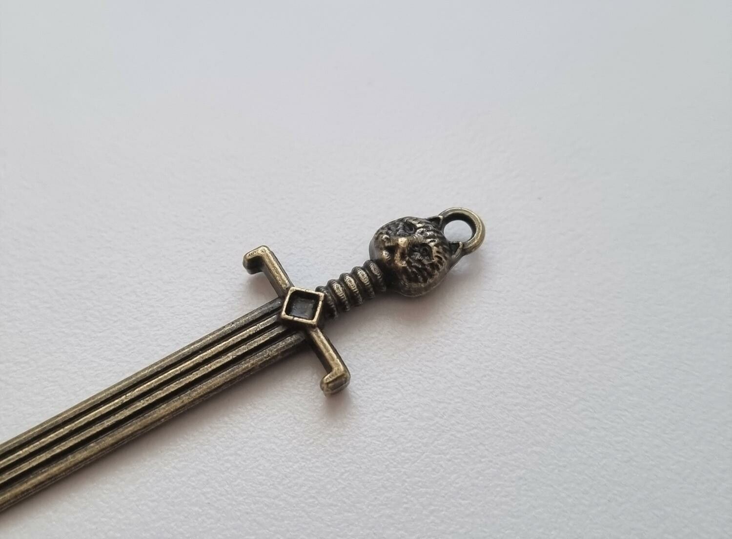 Svärd minisvärd miniatyr till dockskåp dockhus tittskåp