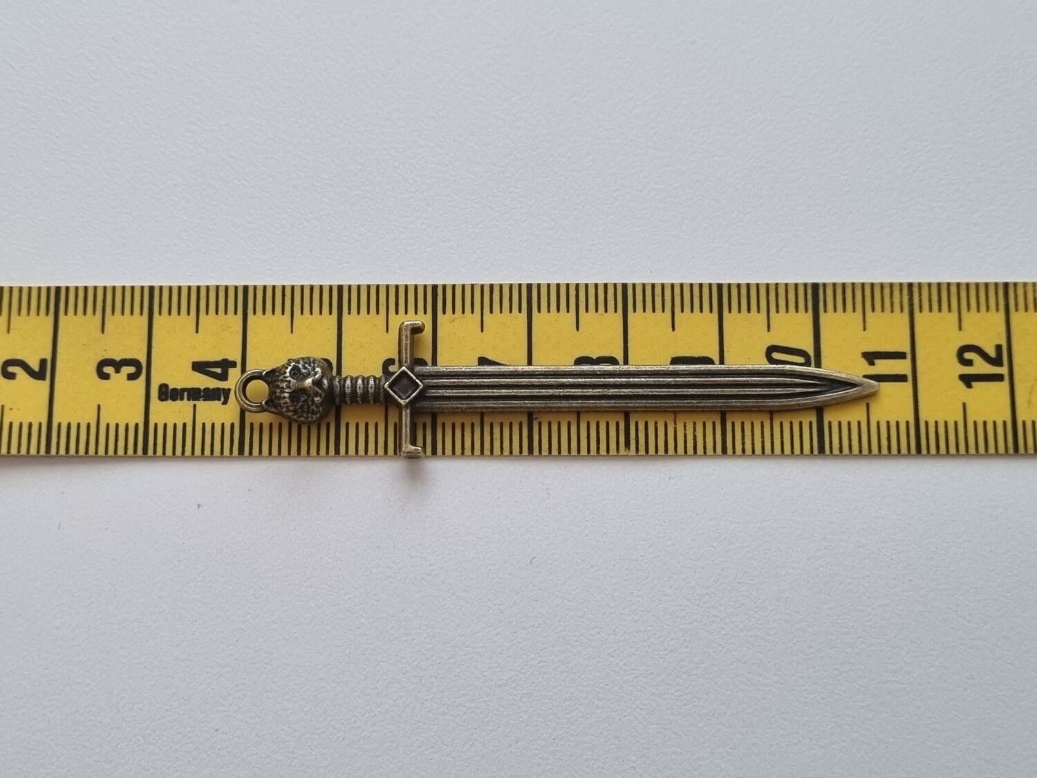 Svärd minisvärd miniatyr till dockskåp dockhus tittskåp