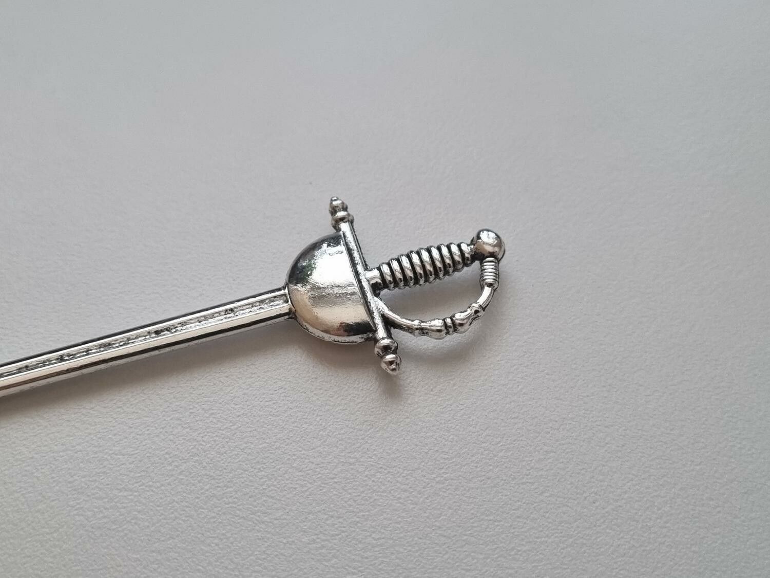 Svärd minisvärd miniatyr till dockskåp dockhus tittskåp