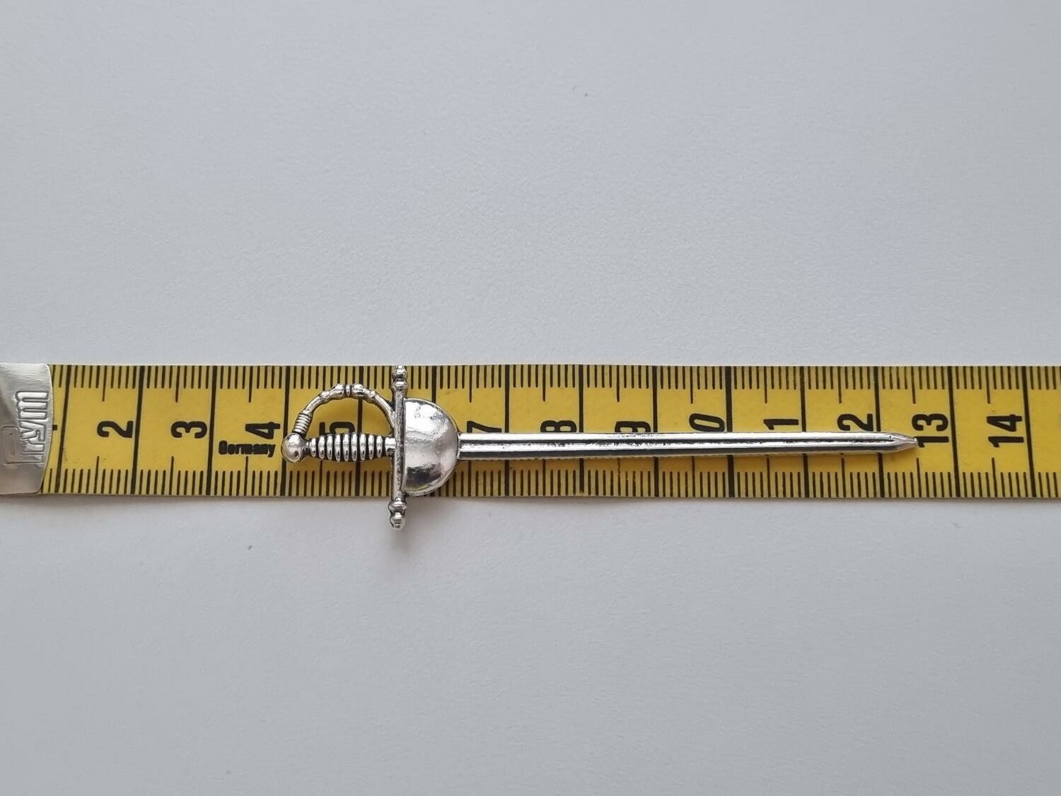 Svärd minisvärd miniatyr till dockskåp dockhus tittskåp