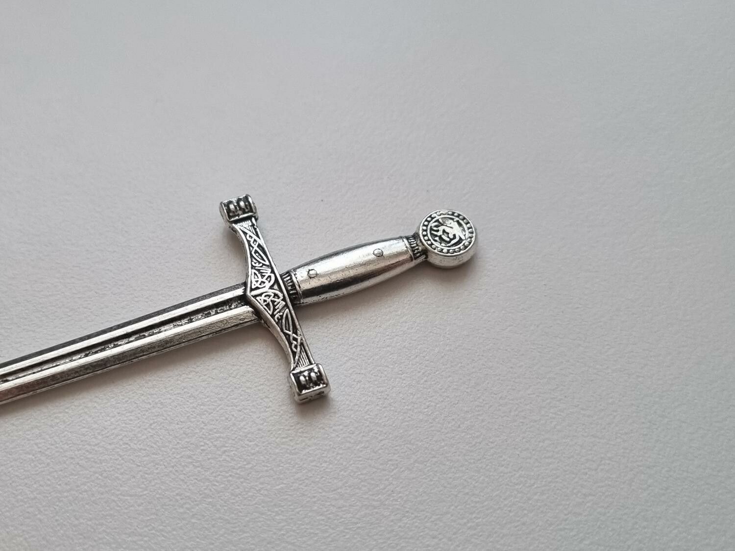 Svärd minisvärd miniatyr till dockskåp dockhus tittskåp