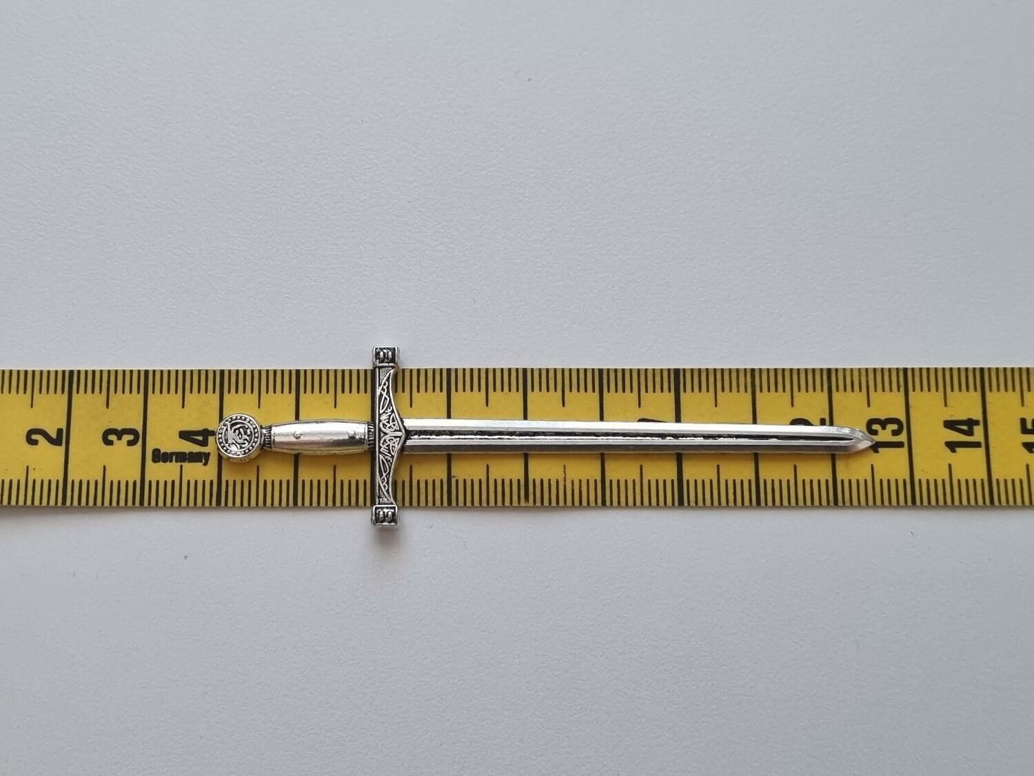 Svärd minisvärd miniatyr till dockskåp dockhus tittskåp