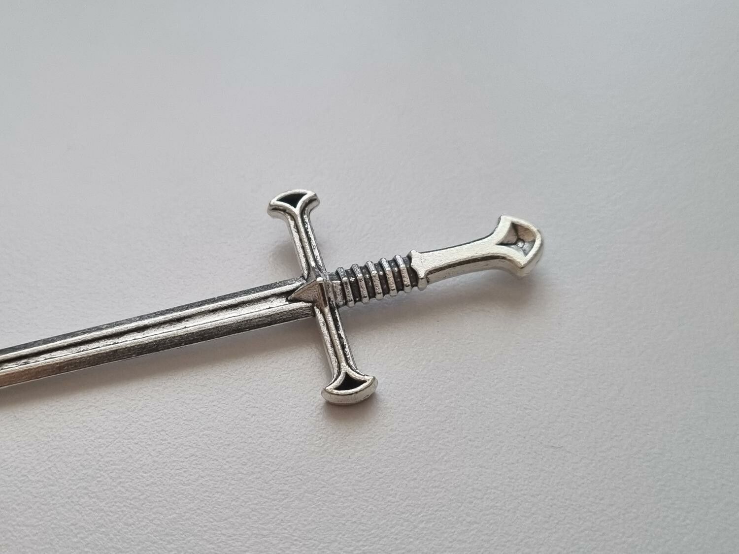 Svärd minisvärd miniatyr till dockskåp dockhus tittskåp
