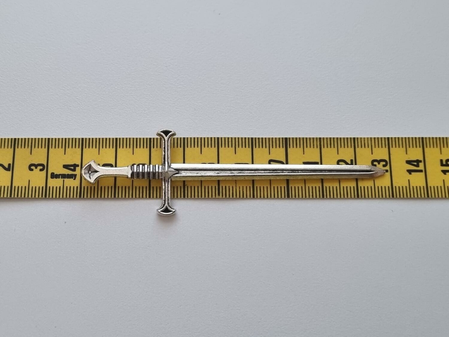 Svärd minisvärd miniatyr till dockskåp dockhus tittskåp