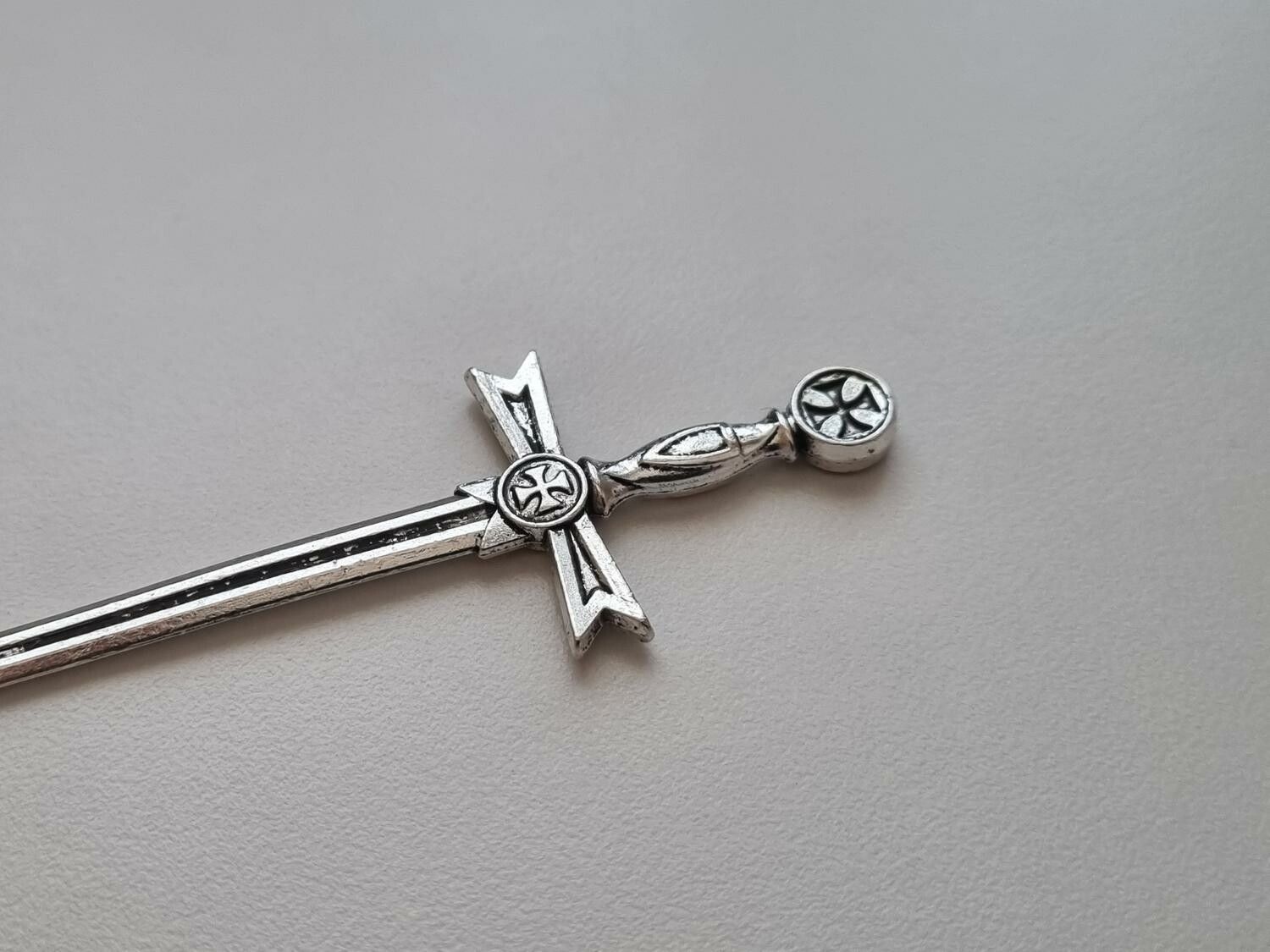 Svärd minisvärd miniatyr till dockskåp dockhus tittskåp